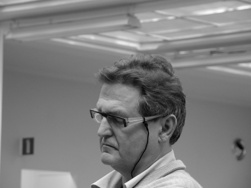 Voormalig hoofdredacteur Rudy Collier spreekt het personeel toe en wel op zo'n wijze dat hij eerst de opmerkingen van de redactie belachelijk maakt en vervolgens zichzelf. De man was even vergeten dat hij niet voor een kleuterklasje stond.