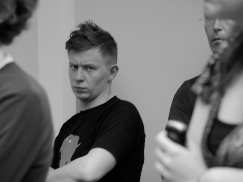 Lay-outer Tom De Reuck begrijpt niet goed wat die gestudeerde mensen allemaal aan het zeggen zijn, maar hij is ervan overtuigd dat het allemaal zeer erg en serieus is en dat we daar toch wel iets tegen moeten doen, want zo kan het niet verder!