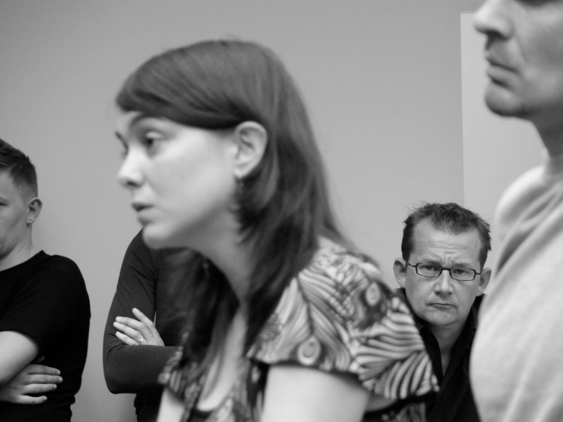 Journaliste Tine Peeters lost een sereen schot voor de boeg van de hoofdredactie als ze de gevoelens van wantrouwen op de redactievloer verwoordt. Hoofdredacteur Bart Van Doorne kan er niet om lachen.