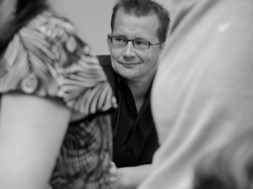 Hoofdredacteur Bart Van Doorne legt zijn janusgezicht in een misprijzend lachje als de redactie applaudisseert voor het betoog van Tine Peeters.