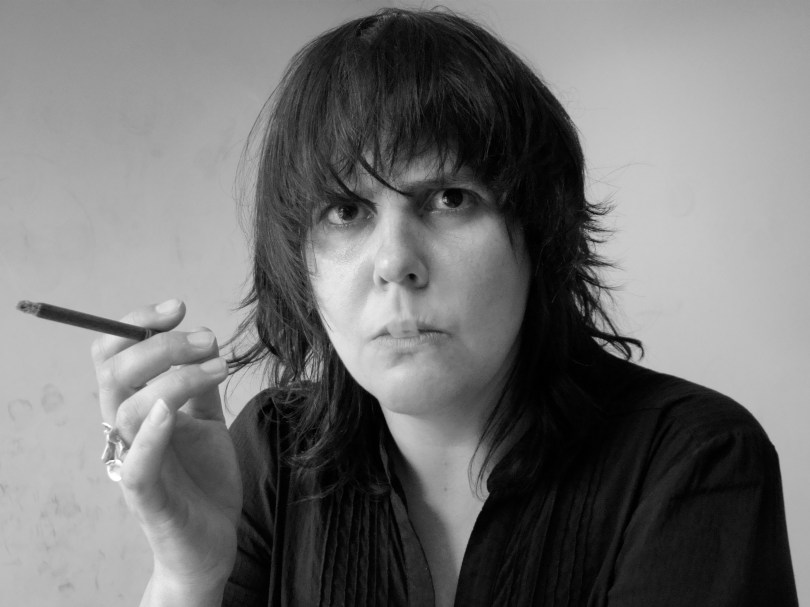 Hadewych Van den Bossche, chef eindredactie bij De Morgen, rookt van woede een sigaartje. Drie van haar onderdanen worden de laan uitgestuurd.