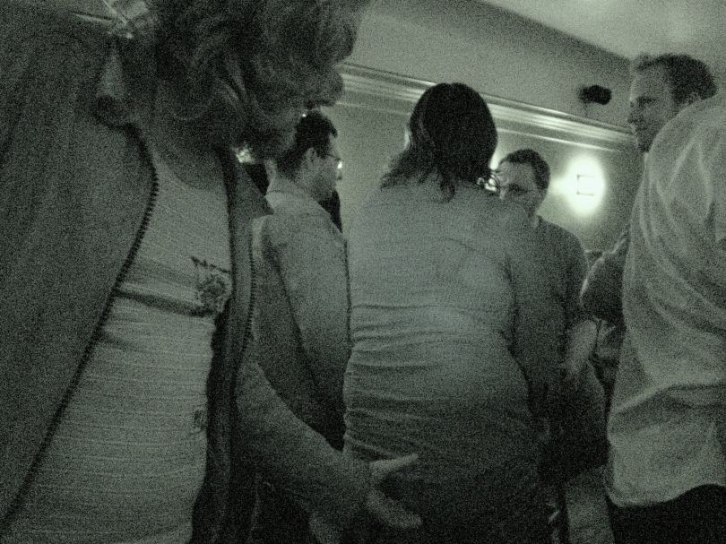 Tim F. Van der Mensbrugghe (l.) is nog maar twee dagen werkloos of hij geeft zich al over aan een haveloze kledingstijl, marginaal gedrag en ongewenste intimiteiten. De niet-actieve arbeidersklasse heeft er weer een boegbeeld bij.