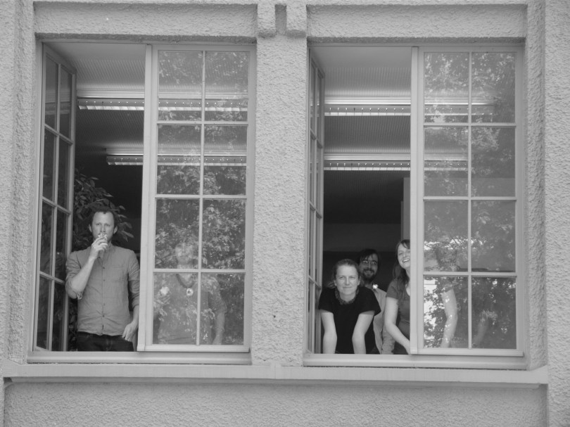 Het personeel met zondagsdienst volgt het lezersprotest vanuit de keuken van De Morgen.