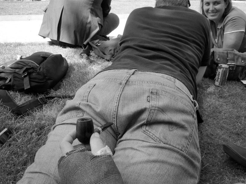 Oud-opiniechef Bert Bultinck toont zijn ex-werkgever De Morgen onbedoeld zijn achterste. Met dank aan zijn ex-collega Georges Timmerman voor diens pijp. Of is dat ondertussen ex-pijp?