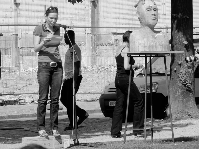 Romancière Annelies Verbeke leest de column van Bernard Dewulf voor die zij hem zelf zo vaak zien voordragen heeft: 'Duet'.