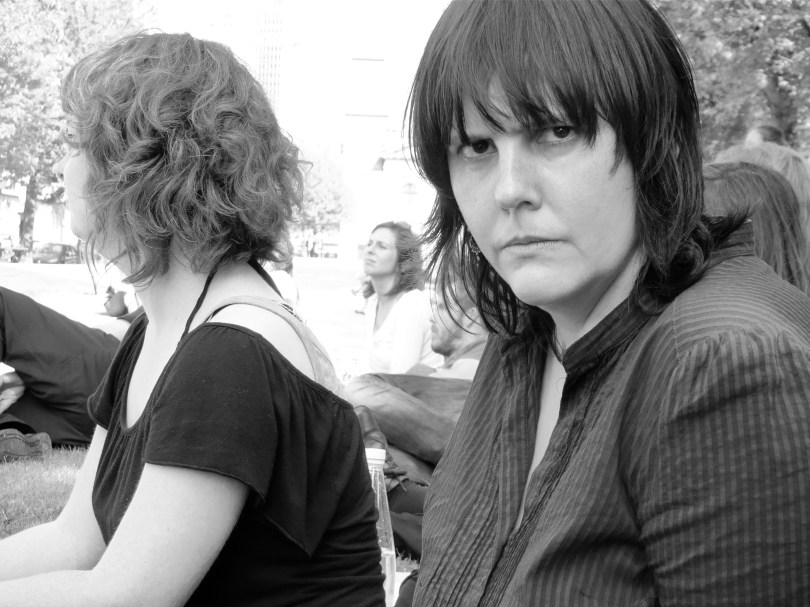 Hadewych Van den Bossche, thans nog altijd chef eindredactie bij De Morgen, blijft boos omdat drie van haar onderdanen, onder wie Vicky Vanhoutte (l.), de laan uitgestuurd zijn.