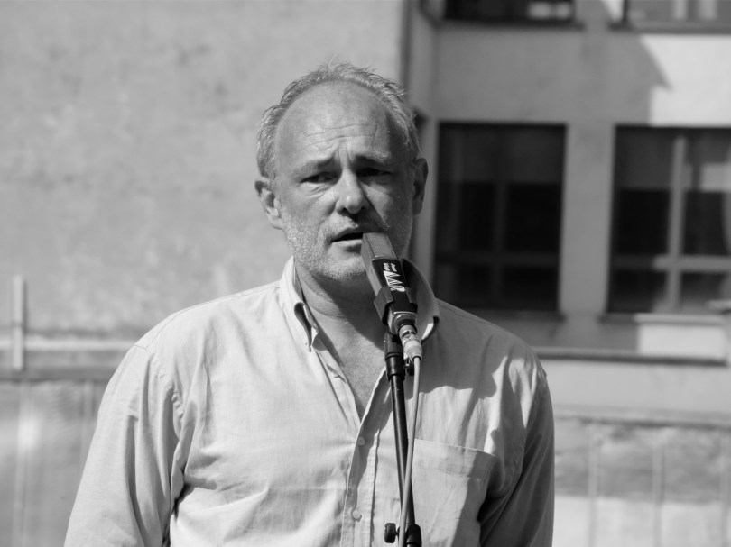 Bernard Dewulf neemt het woord voor een bedankje aan de lezers die kwamen protesteren tegen zijn ontslag bij De Morgen. Dewulf benadrukte dat ook het ontslag van de twaalf anderen een zeer spijtige zaak is, niet minder belangrijk dan het zijne.