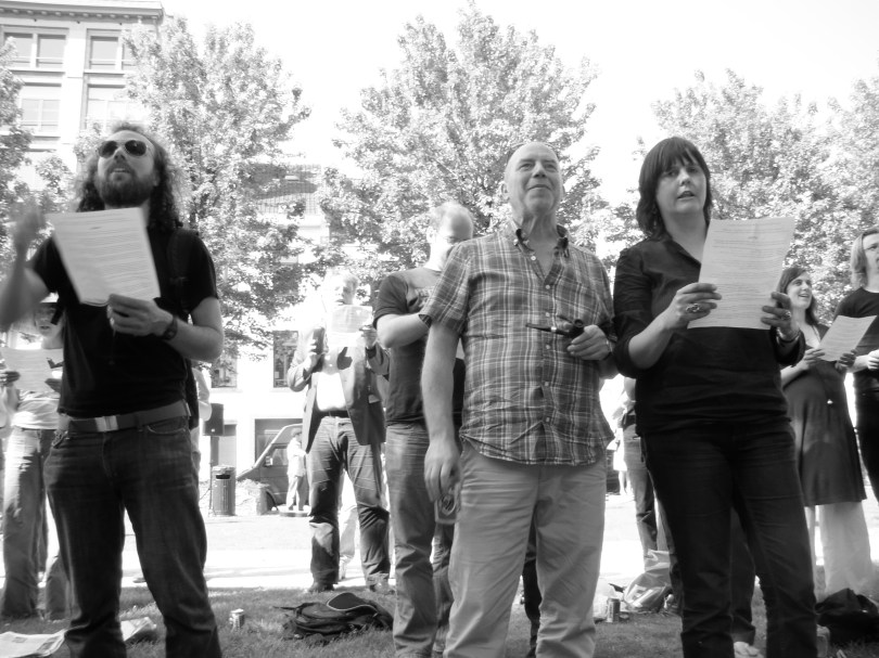 Chef eindredactie Hadewych Van den Bossche (r.) steekt haar ontslagen collega's Maarten Byttebier (l.) en Georges Timmerman een hart onder de ondertussen al aangehaalde riem.