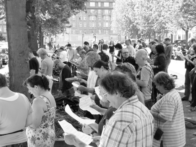 De lezers dragen, met het gelaat naar de redactie van De Morgen, de laatst verschenen column van Bernard Dewulf voor.