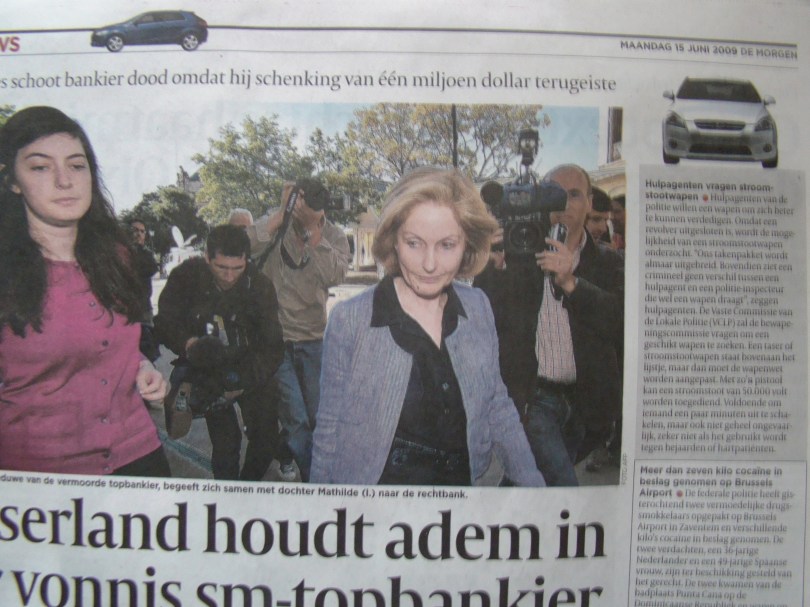 Met de vierwieler in de balk bovenaan op de pagina zou je denken dat zij de automobielsector behandelt. Quod non: het grote artikel betreft de een of andere moorddadige sm-minnares.