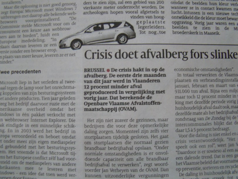 Een auto rijdt van een titel die eigenlijk als volgt had moeten luiden: 'Crisis doet onafhankelijk dagblad plat op de buik gaan voor commercie.'