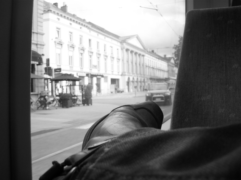 Zicht op de Capitole vanuit de tram, met op de voorgrond een Sendra Boot van ondergetekende. Filmisch.