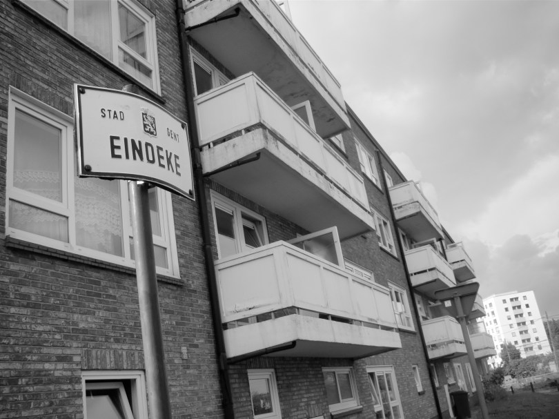 Midden in een Ledebergs niemandsland dat zelfs wanhopige landbouwers links laten liggen, staan twee sociale woonblokken. De lap asfalt die doorgaat als straat kreeg een toepasselijke naam.