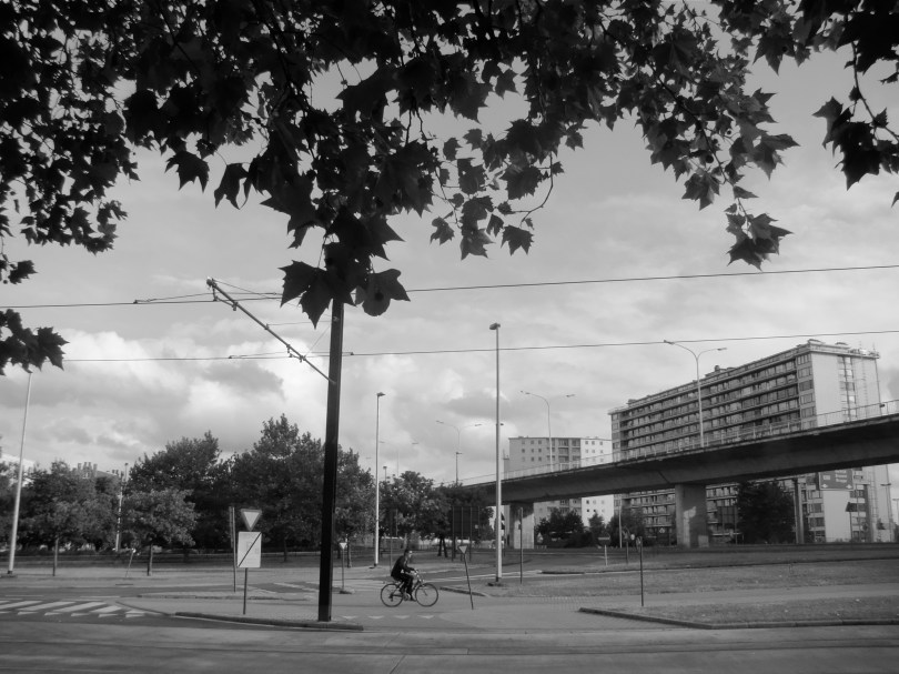 Lang geleden heeft een geniale stadsplanner een viaduct geplaatst boven Ledeberg. Zo wordt vermeden dat automobilisten die in Gent willen geraken zich door de straten van Ledeberg moeten wagen. Rechts in beeld: de woonblok waar Matty uit 'Aanrijding in Moscou' woont.