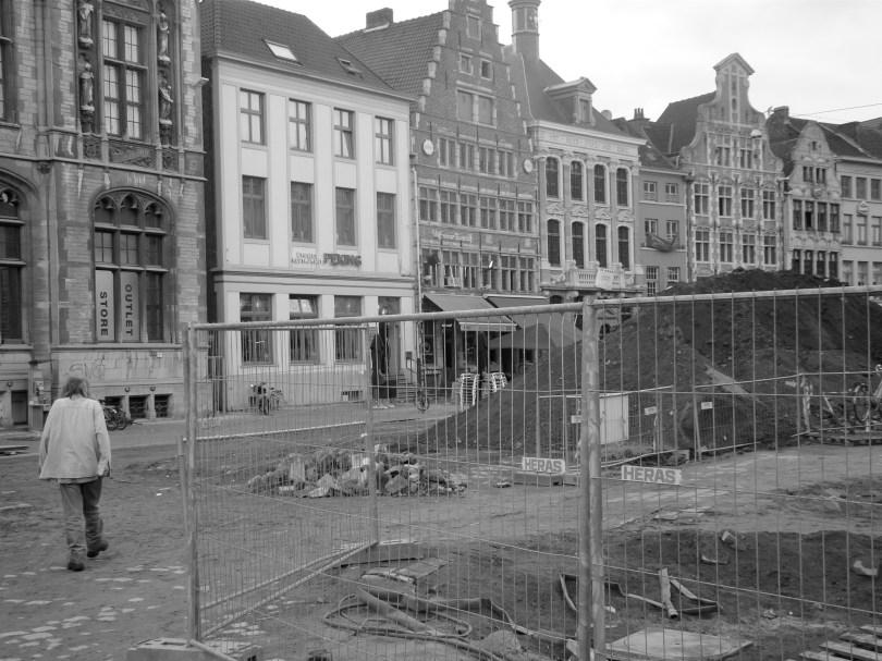 De Pruisen vallen aan! Een haveloze vluchteling haast zich naar z'n schuilplaats.