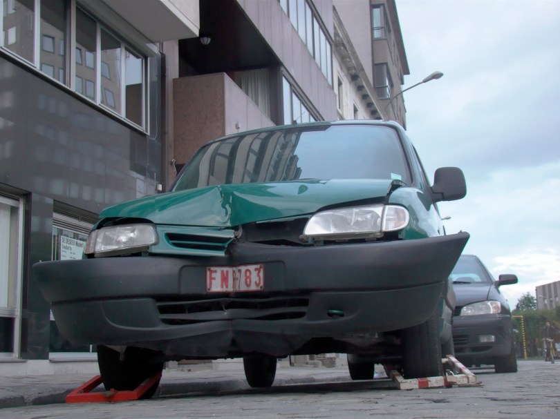 Och arme, die mens. Eerst een kanjer van een deuk in zijn auto en dan nog eens aan banden gelegd. Of is het omgekeerd gebeurd?