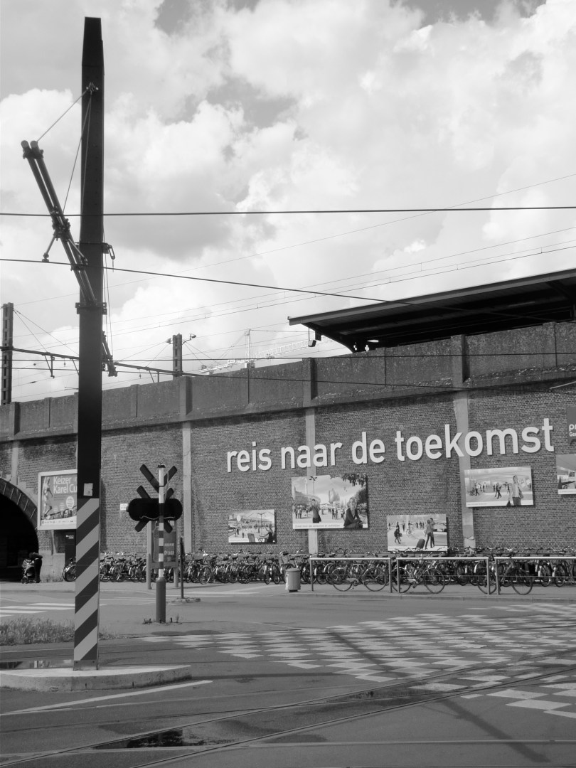 Sint-Pietersstation De achterkant van het Sint-Pietersstation is een imperatief die getuigt van futurisme.