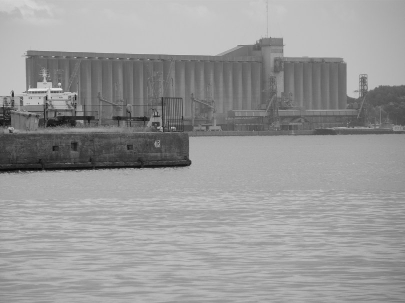 Euro-Silo Euro-Silo is een bom. In het bedrijf ligt 245.000 miljoen ton (!) graan opgeslagen. Gooi daar één lucifer op en je mag een nieuwe schoonste stad ter wereld gaan zoeken.