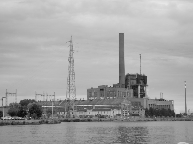 Elektriekcentrale Langerbrugge De elektriciteitscentrale van Langerbrugge, thans uitgebaat door Electrabel, is een indrukwekkend specimen van het Gentse industriële patrimonium.