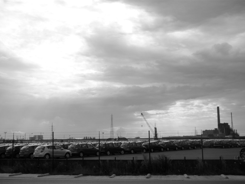 Hemel Dreigende wolken fotograferen in de haven van Gent is ten strengste verboden omdat het risico te groot is dat er een stuk afsluiting op staat.