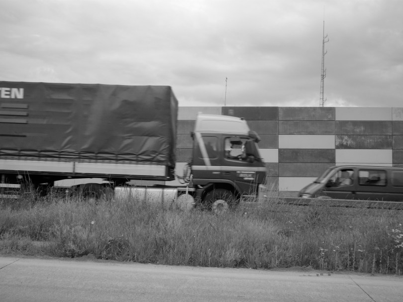 Bergaf In paniek begint een vrachtwagenchauffeur plots af te remmen, terwijl de weg pertank even plat ligt als voorheen.