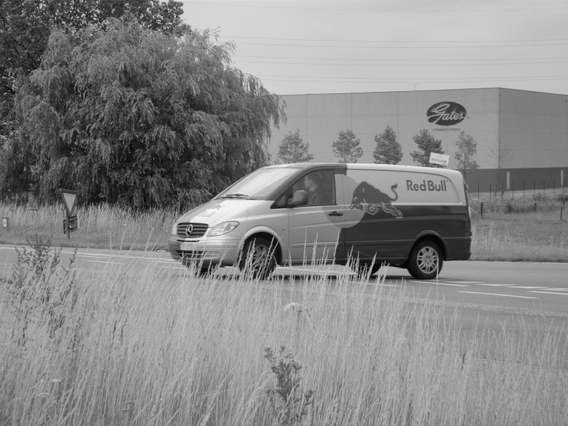 RedBullbusje Een camionette vol RedBull is op weg om het personeel van CobelGuard Security te bevoorraden.