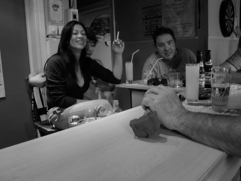 't Kastarken Barvrouw Nina voelt zich niet te goed voor een gemoedelijke babbel met haar klanten.