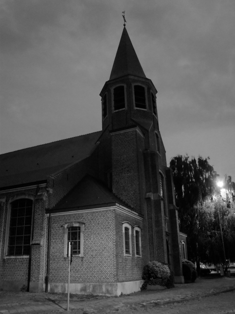 Kerk van Oostakker De kerk van Oostakker bij nacht. Eenzame pelgrims vinden het onverwachte geluk als zij onder haar toren staan.