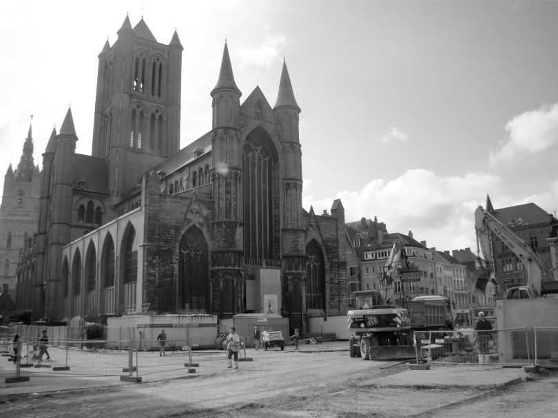 Kranen graven heuvels af en smijten putten toe. Een dikke laag stof blijft echter liggen en dat zal wat geven als het op de Gentse Feesten serieus begint te regenen.