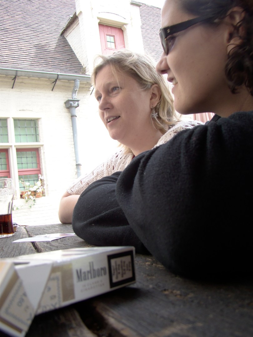 Gent Blogsters Els Van Eeckhaut (l.) en Teun Van de Voorde zijn blij dat ze hun medewerking aan het volkscaféboek verleend hebben.