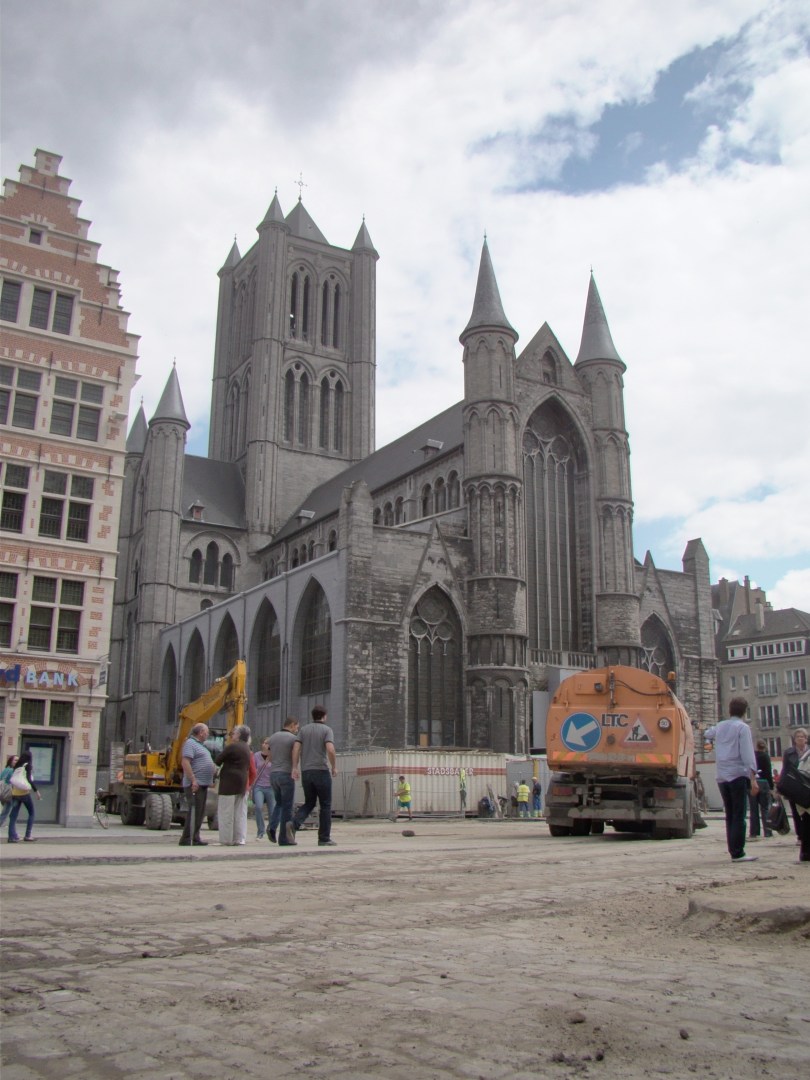 Terwijl kranen de laatste resten bouwwerf wegmoffelen, monstert het publiek alreeds het festivalplein.
