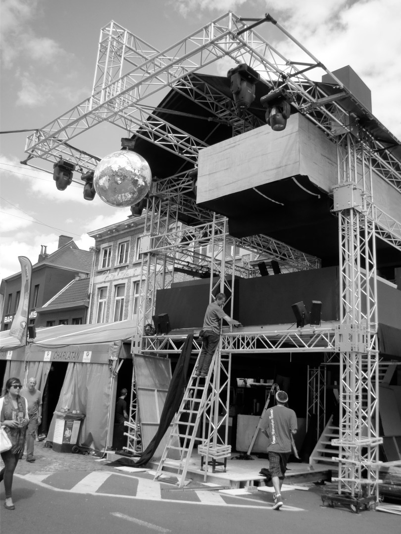 De Vlasmarkttoren in opbouw. Enkele uren later zou het eerste volk zich al bezatten in zijn schaduw.