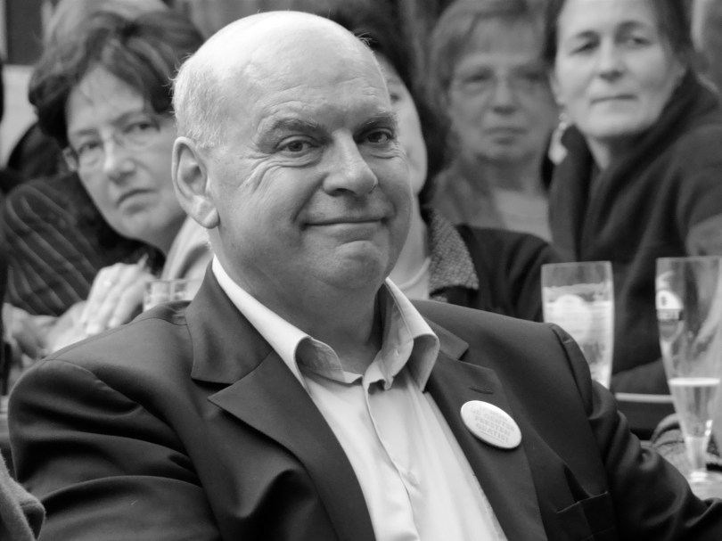 Op een zwart-witfoto valt het minder op dat Gents burgemeester Daniël Termont al enkele Vedetts gedronken heeft.