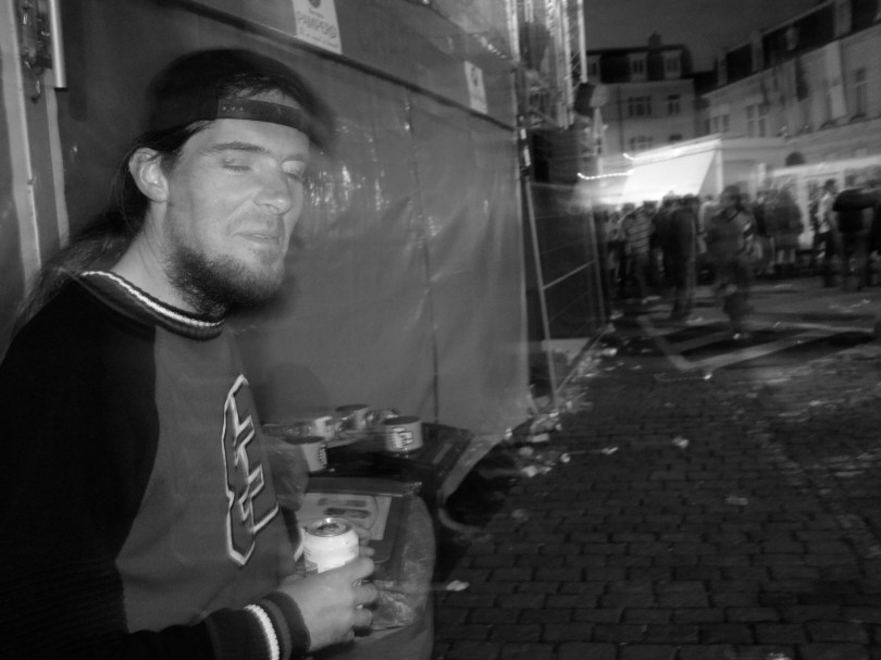 Een jongeman geniet van een biertje. Cara Pils kenmerkt zich door een ellenlange nadronk, hoewel het niet op blik hergist.