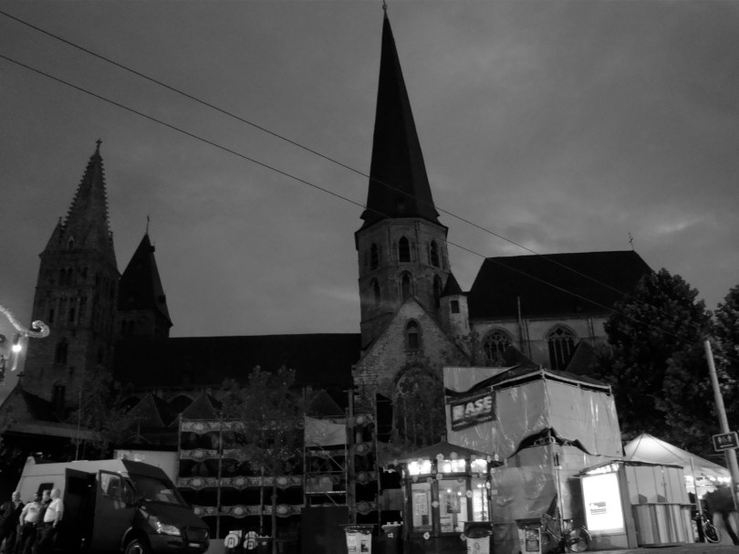 Een roedel flikken houdt de wacht bij 't Sint-Jacobs. Stel je voor dat enkele zatte sjarels er met het podium vandoor gaan!