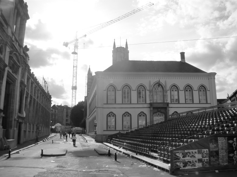 Wie dat wil, kan de aftakeling van de gevel van de Nationale Bank volgen van op een grote tribune.