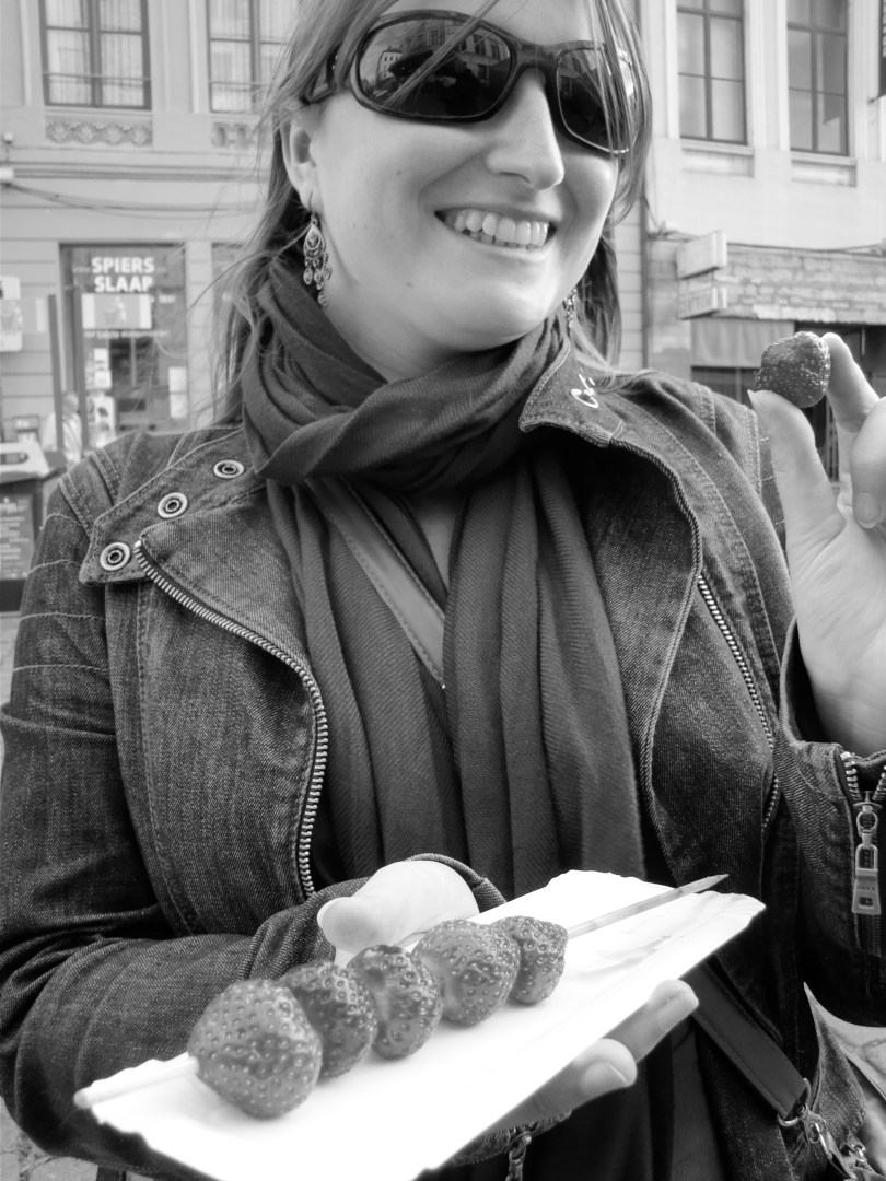 Bayram, de beruchte fruitmarchand aan de Vrijdagmarkt, verkoopt aardbeisateetjes. De lekkernijen kosten slechts één euro, zodat een vrouwengezicht zogoed als gratis aan het glunderen gaat.