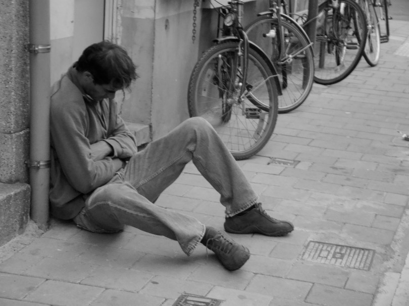 Een dronkelap zit zijn roes uit te slapen nog voor de eerste Feestennacht begonnen is. De vele plensbuien zullen zijn situatie er niet comfortabeler op maken.