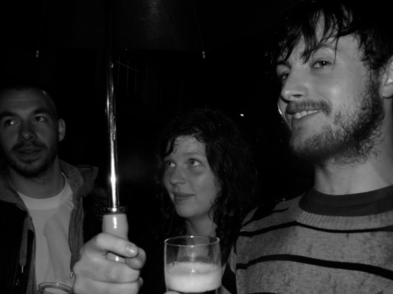 Cava drinken onder een paraplu: ook dat zijn Gentse Feesten. En degene die de paraplu vasthoudt, moet alvast niet om een nieuwe fles gaan.