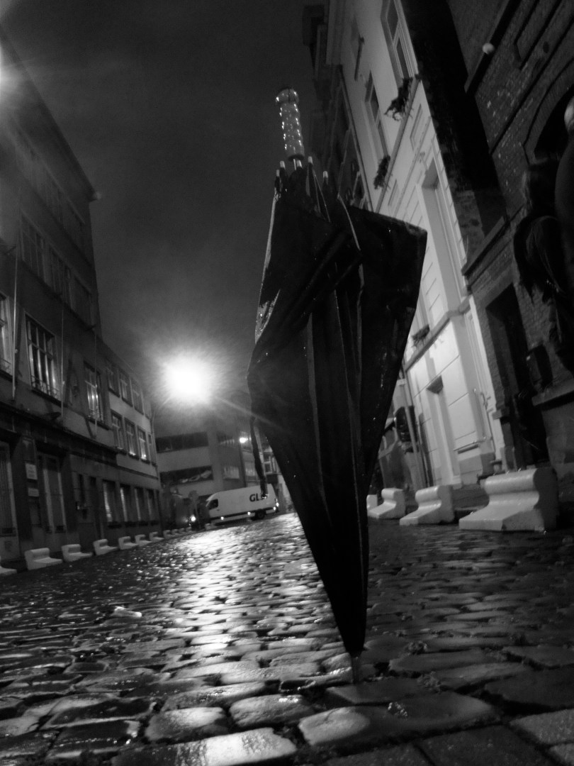 Tussen twee regenbuien door bewijzen de Gentse kasseien hun praktisch nut.