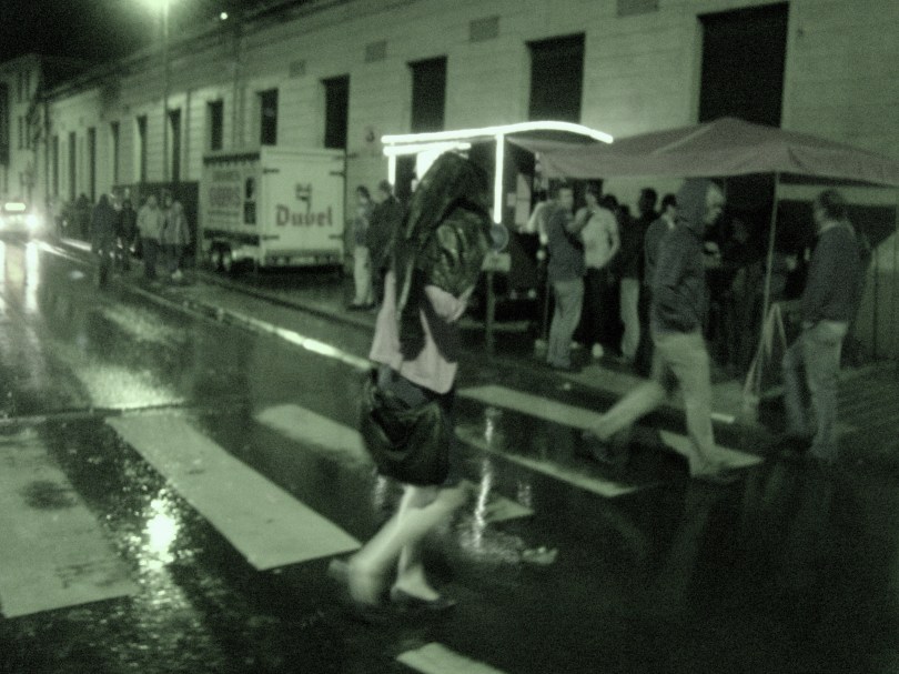 Regenvlaag achter regenvlaag maakt van de eerste Gentse Feestennacht een spetterend festijn.