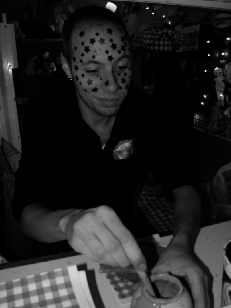 Parcifal Neyt, een Gentenaar die op een zatte avond eens bij een tatoeagist in Kortrijk beland is, smeert nen botram mee uufflakke in het Botramkot.