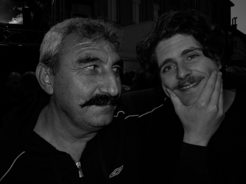 Laat hem zitten: de leuze zou ook van toepassing moeten zijn op de moustache van sommige Feestengangers. Waarom de mensen van het Feestbeheer toelaten dat zulke sujetten de sfeer op de Vlasmarkt komen verstoren, blijft onbegrijpelijk.