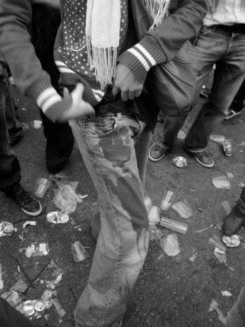 Sommigen hebben niet door dat je bier in je keelgat moet gieten en niet over andermans broek.