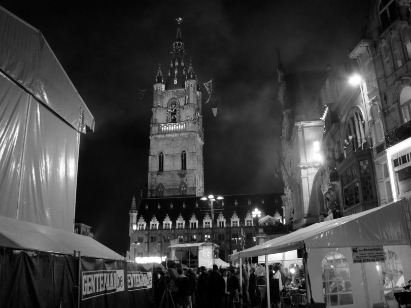Sint-Baafsplein Het regent dat het giet, maar het Sint-Baafsplein staat afgeladen vol. Frank Boeijen is immers van 'Pa pa pa pa, Paradijs!' aan het zingen.