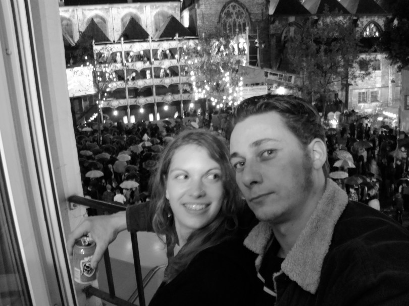 Optreden Sioen Een verliefd koppel volgt het optreden van Sioen bij 't Sint-Jacobs vanuit het appartement van vrienden.