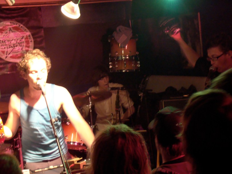 The Germans Rockgroep The Germans speelt een potige set in de Kinky Star. Dankzij de gespierde rock van het viertal blijft schrijver deze bij bewustzijn.