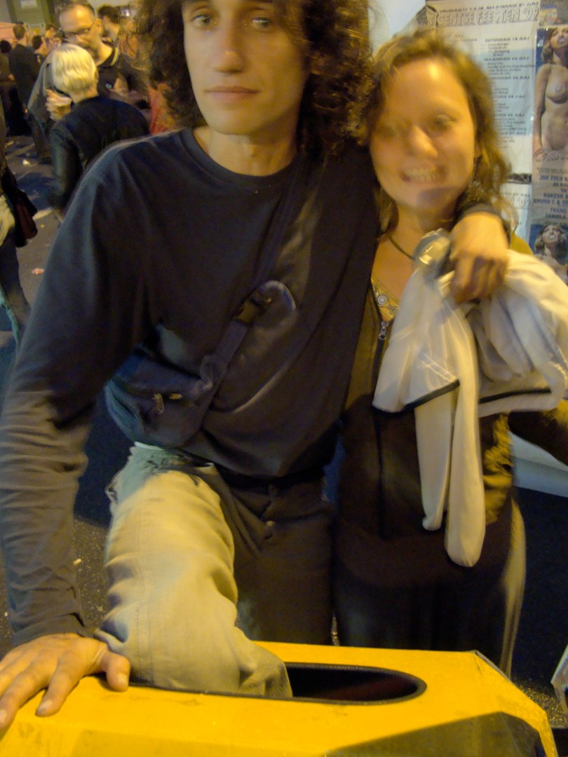 Vuilbak Een Feestenganger hunkerde zo hard naar een panoramisch zicht op de Vlasmarkt dat hij op een vuilnisbak probeerde te kruipen. Daar draagt hij tot op vandaag nog de gevolgen van.