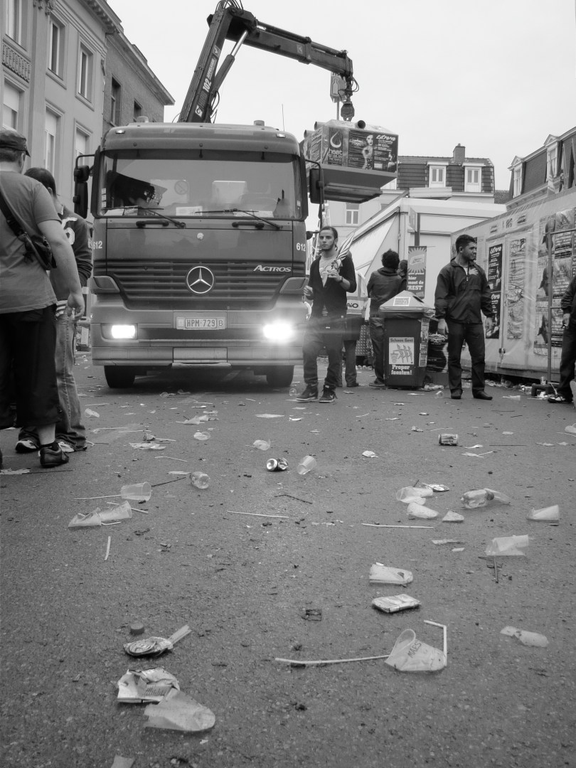 Vuilkar Zodra de acrobaat uit zijn vuilnisbak bevrijd was, konden de mannen van Ivago beginnen aan de opkuis van de Vlasmarkt. Op zo'n moment weet je dat het tijd is om naar huis te gaan.