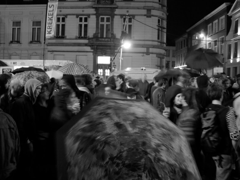 Parapluweer Je zou het niet verwachten van een bende geroutineerde zuipschuiten maar ook zij zijn tegenwoordig in zeker mate praktisch ingesteld: zodra het druppelen gaat, rijzen velerlei paraplus als paddestoelen boven de massa.